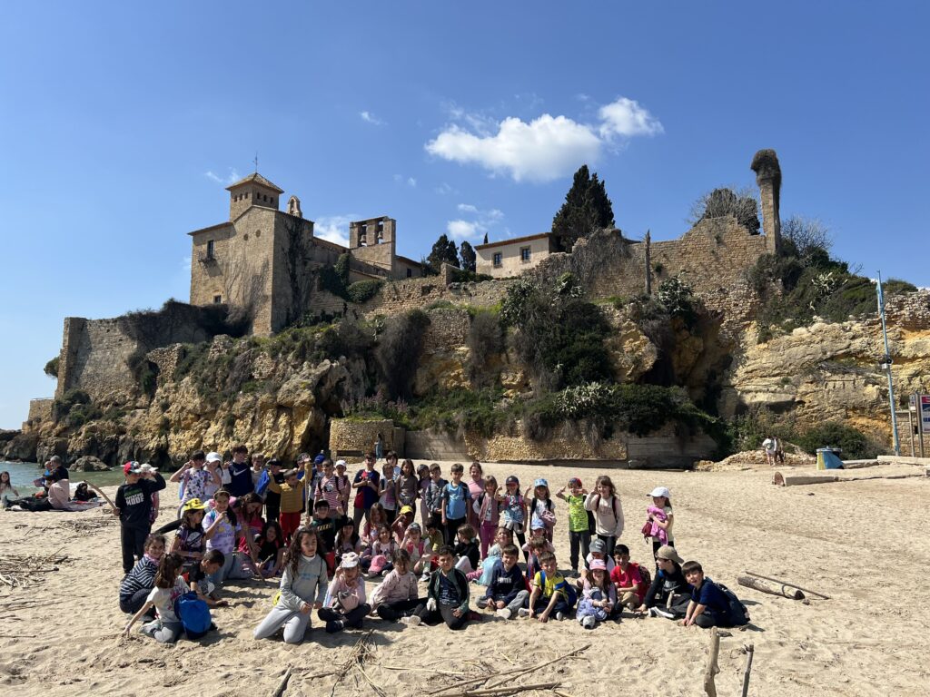 Hola, família ja tornem a la normalitat! El dijous i divendres passat, vam anar de colònies a Tamarit, on vam poder convertir-nos en pirates per uns dies. Vam fer diferents activitats i jocs i sobretot anar a la platja a buscar un tresor!

Aquí us deixem un recull de fotos on ens podreu veure que bé que ens ho vam passar!