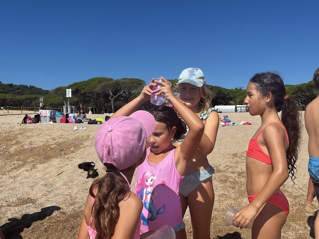 L’alumnat de tercer i quart fan jocs a la platja