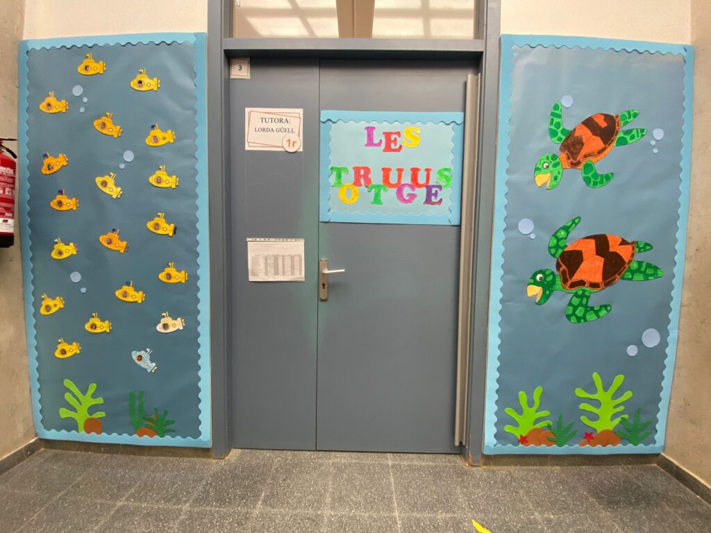 Els nens i les nenes de 1r ja han acabat de decorar la porta de la seva classe i estan ben preparats i preparades per endinsar-se, conèixer i descobrir el món de les tortugues marines.