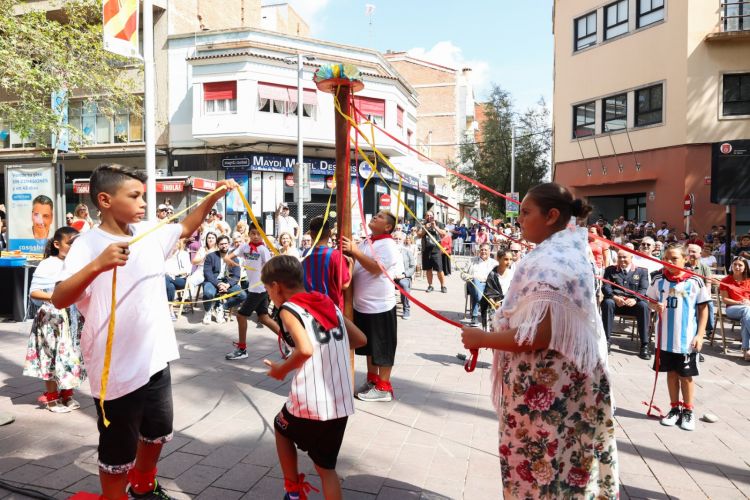 Aquest curs ha començat d'una manera especial i és que la nostra escola ha estat present a la Diada de Gavà. Una part del nostre alumnat va participar amb el "ball de gitanes" als actes que es van fer a la nostra localitat. El ball de gitanes és una de les moltes activitats que vam dur a terme el curs 2021-22 al projecte de la Festa Major, amb el qual vam guanyar el Premi Gavà Educa. La implicació de l'alumnat, les famílies i l'equip docent va ser total i el projecte va ser tot un èxit. Si voleu veure més imatges, us animem a entrar a la nostra galeria de fotos!