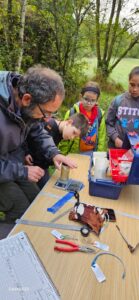El Juan està anellant un pit roig.