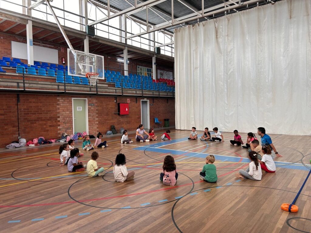 Els nens i nenes d'i5 hem gaudit d'un matí ple de jocs i riures al pavelló de Llagostera amb l'activitat de Multiesport.