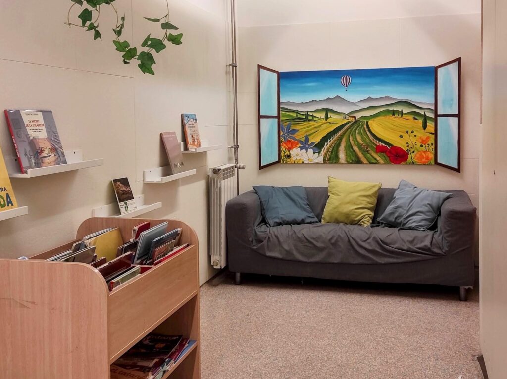 Imatge on es mostra una zona de lectura tranquil·la amb una petita biblioteca mòbil.