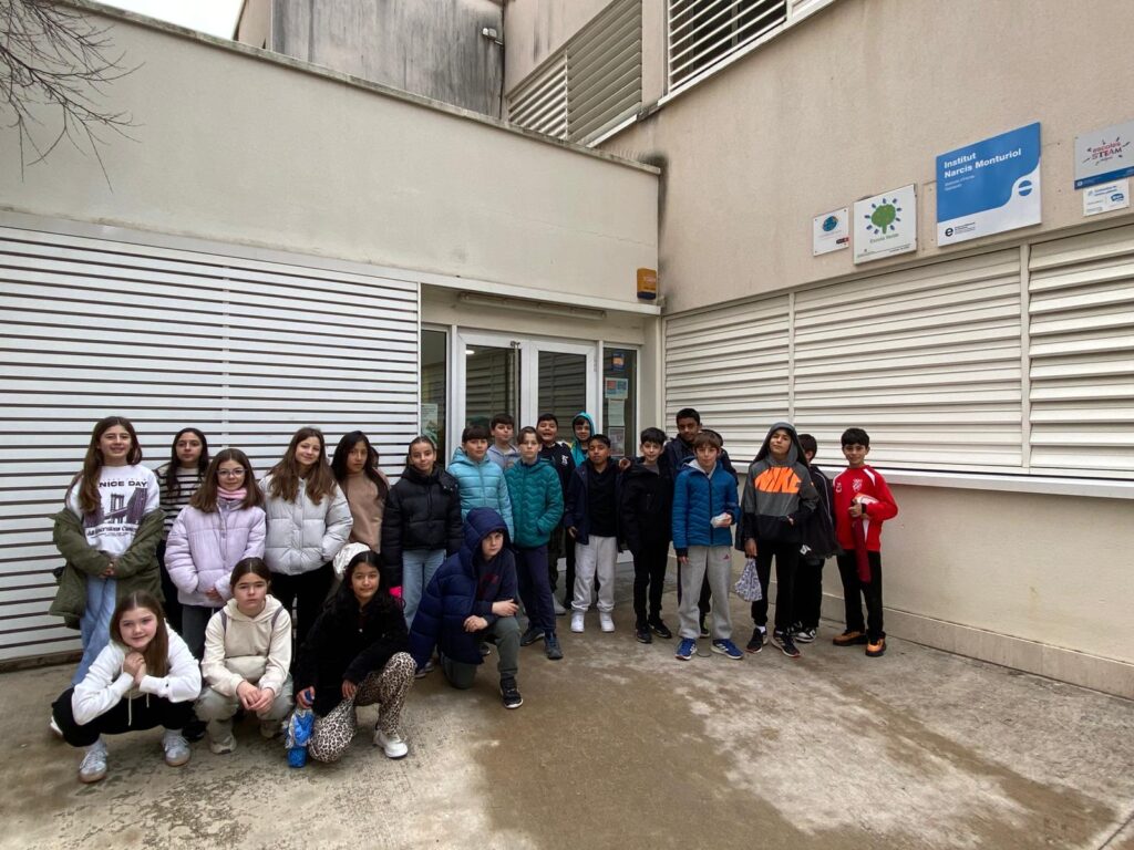 El grup de sisè a l'entrada de l'IES Monturiol