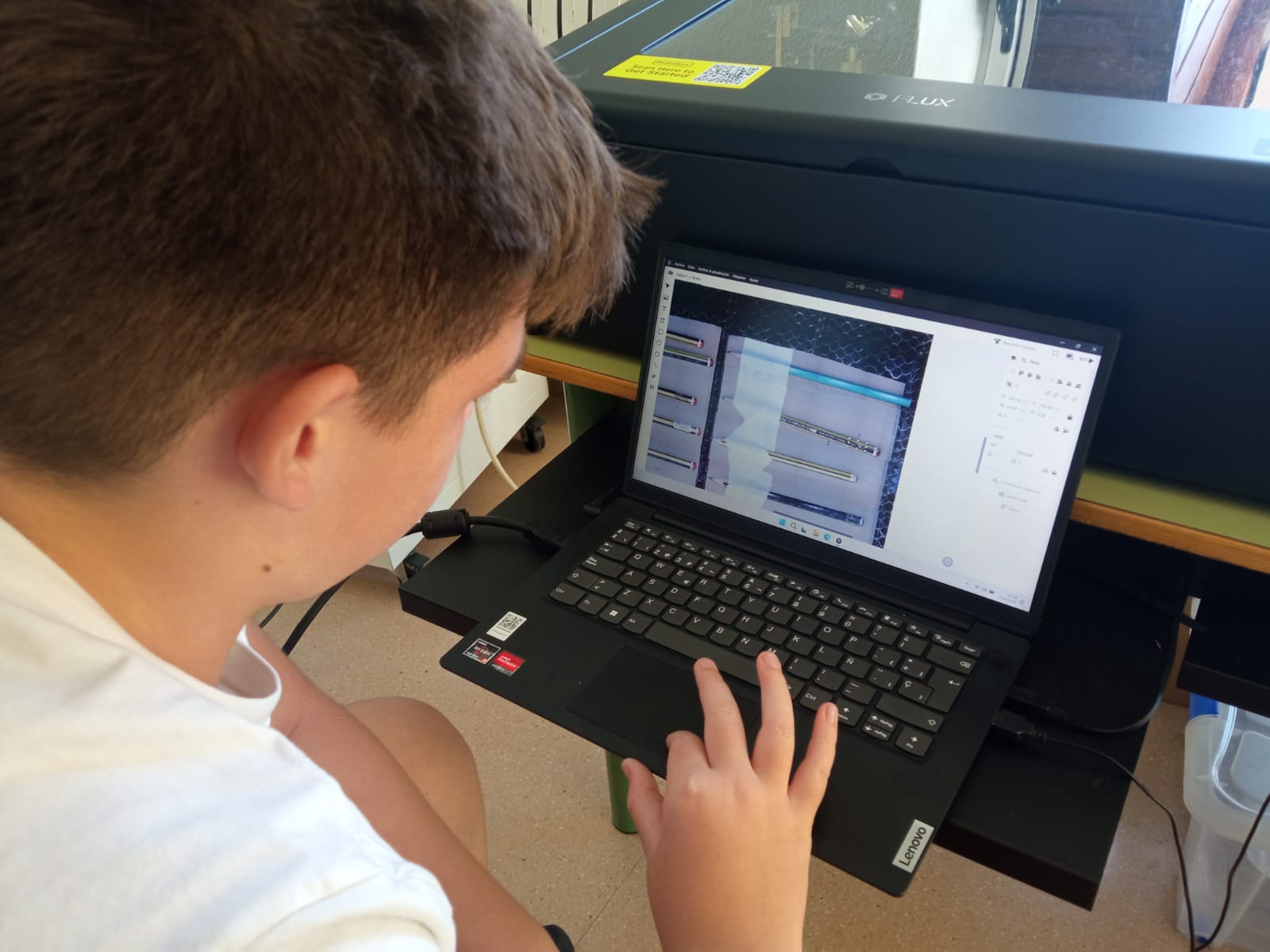 241003 FAIGLab Gravat del nom a llapis 1