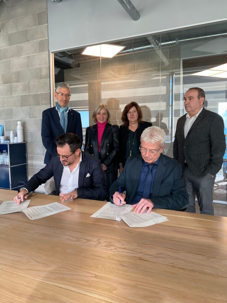 El CEO de Teresa Carles, Jordi Barri i el Dr. General d'FP, el senyor Luís M. Angel signant el conveni