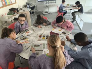 Els alumnes elaboren pintures rupestres amb pigments naturals, com ara, cúrcuma, espinacs, canyella, cafè, pebre vermell, nabius, etc.