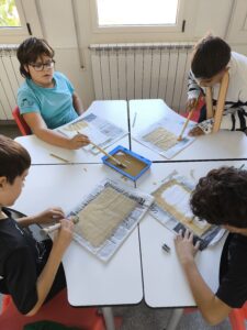 Aquí estan tenyint les venes per elaborar els seus papirs egipcis.