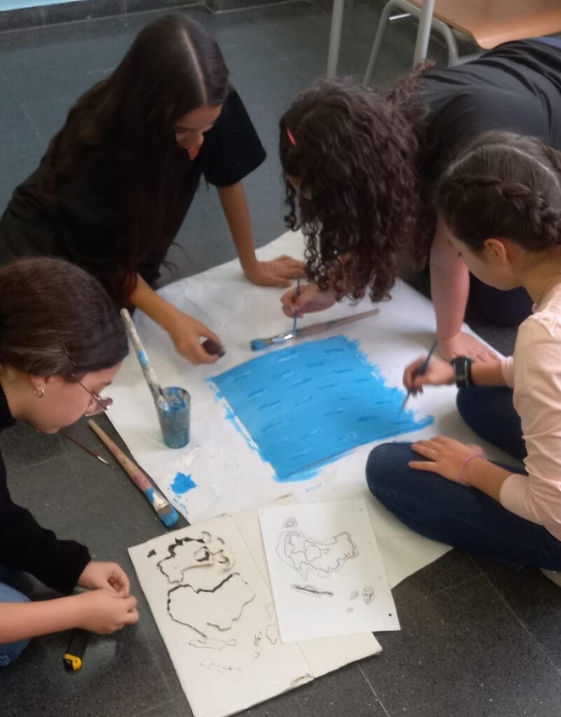 L’alumnat de 1r d’ESO ha treballat el relleu d’una manera creativa elaborant talls topogràfics a partir de mapes, combinant art, geometria i treball en equip.