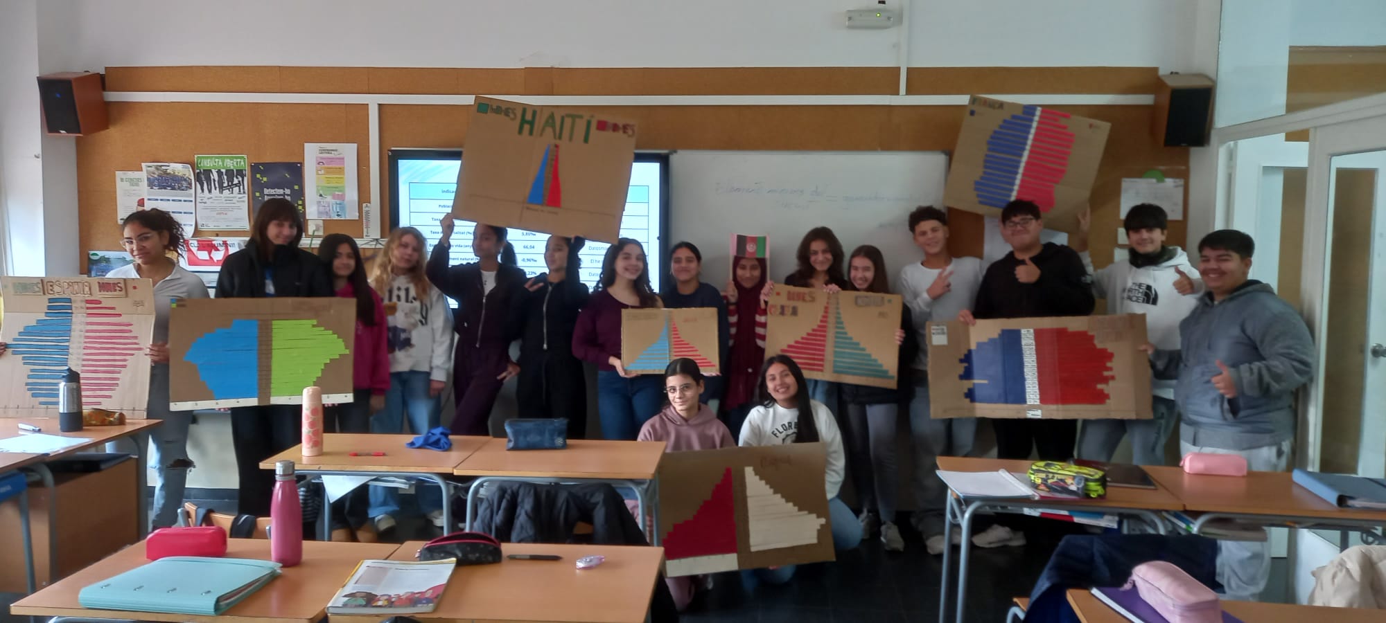L’alumnat de 2n d’ESO ha treballat la demografia d’una manera manipulativa i creativa, construint piràmides poblacionals per entendre millor les diferències entre països del món.