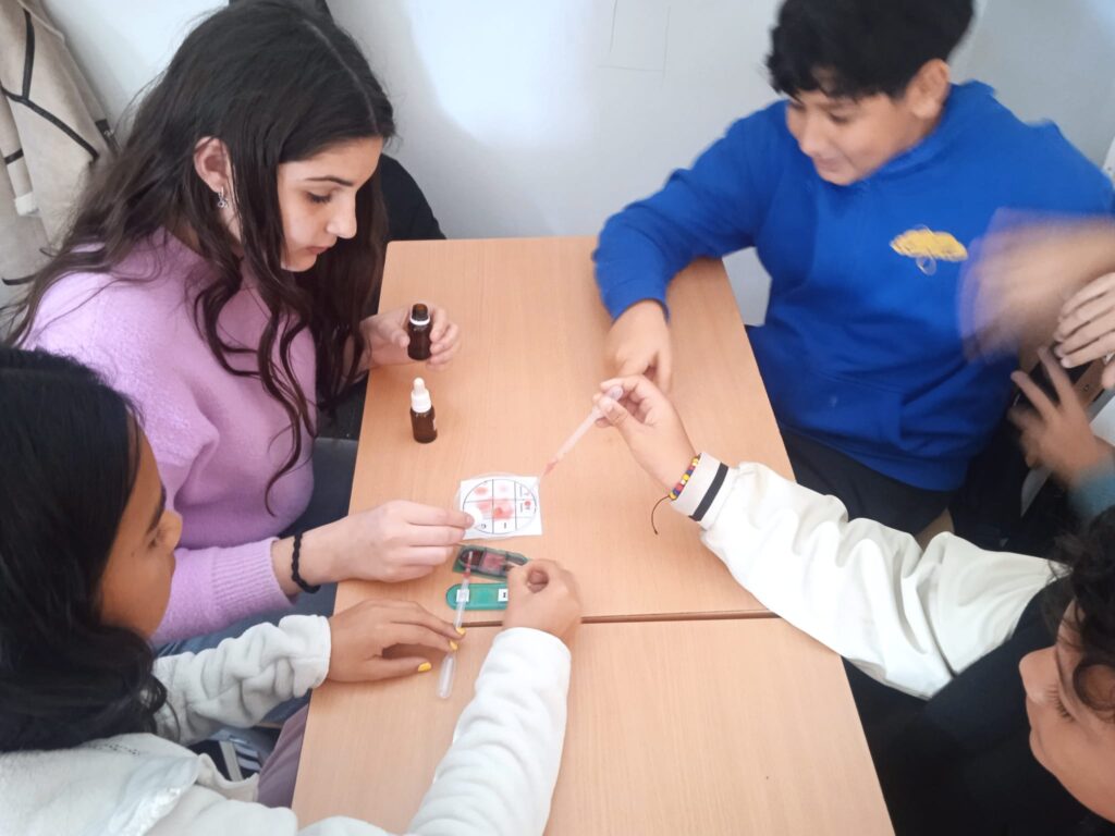 Taller «La revolució dels anticossos» a 2n d’ESO 🦠🛡️