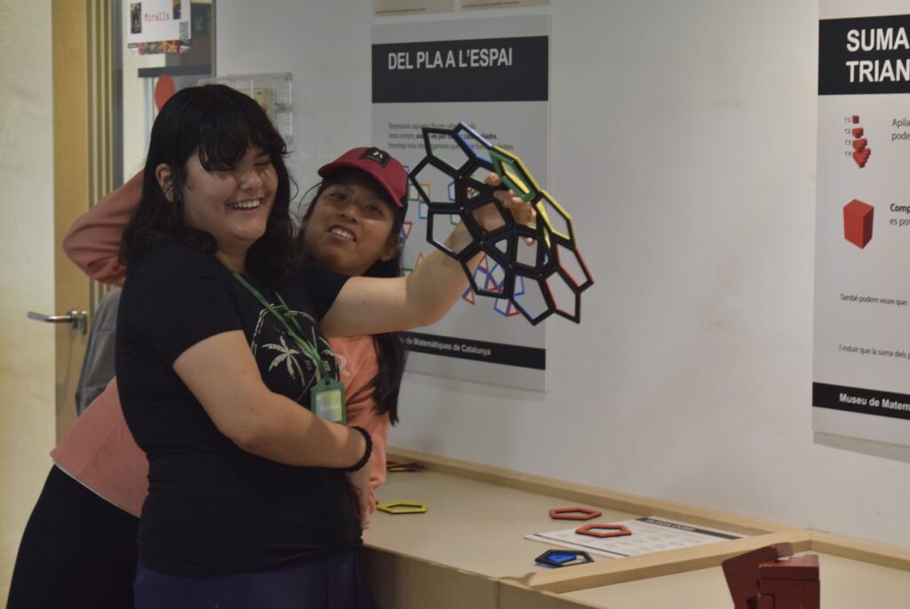 Dues alumnes gaudeixen del museu de les matemàtiques