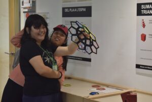 Dues alumnes gaudeixen del museu de les matemàtiques