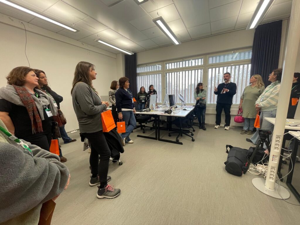 Mila i Cristina juntament amb altres professores de FP a una presentació