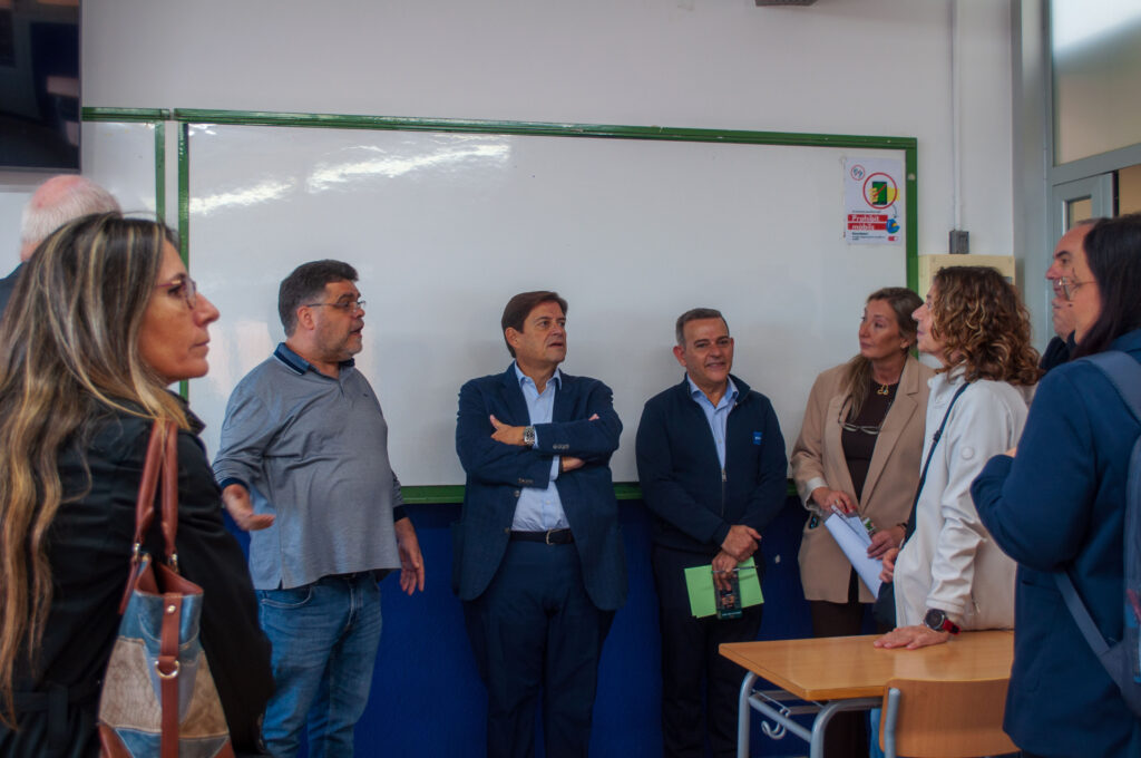 Professorat i Direcció del centre parlant amb els ponents
Fotografies realitzades per l'alumnat de CFGM Videodisjòquei i so (tarda).