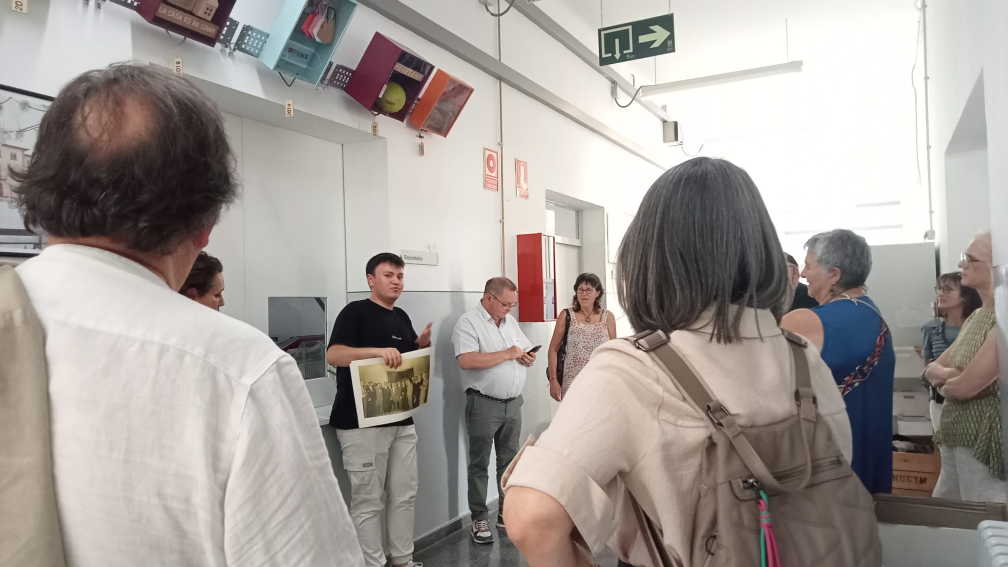 Professorat universitari visita l’edifici històric de l’Institut Seròs
