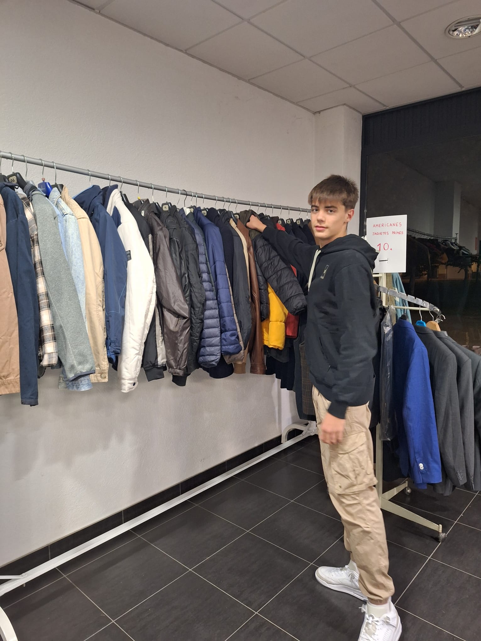 Alumnat endreçant roba