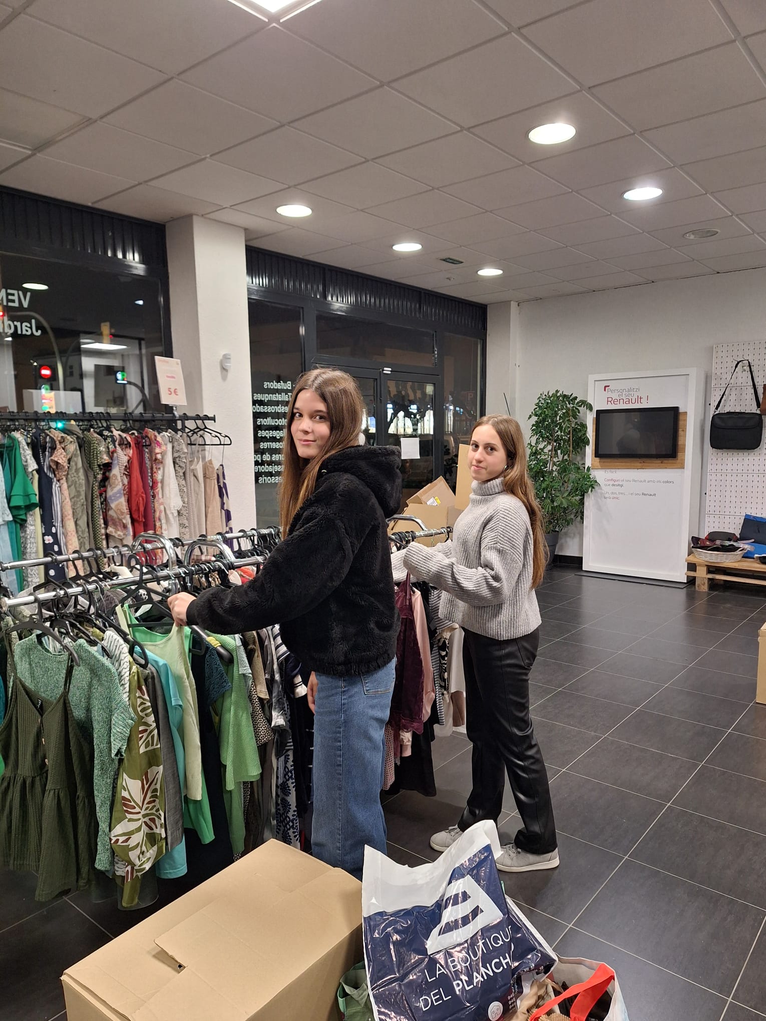 Alumnat endreçant roba