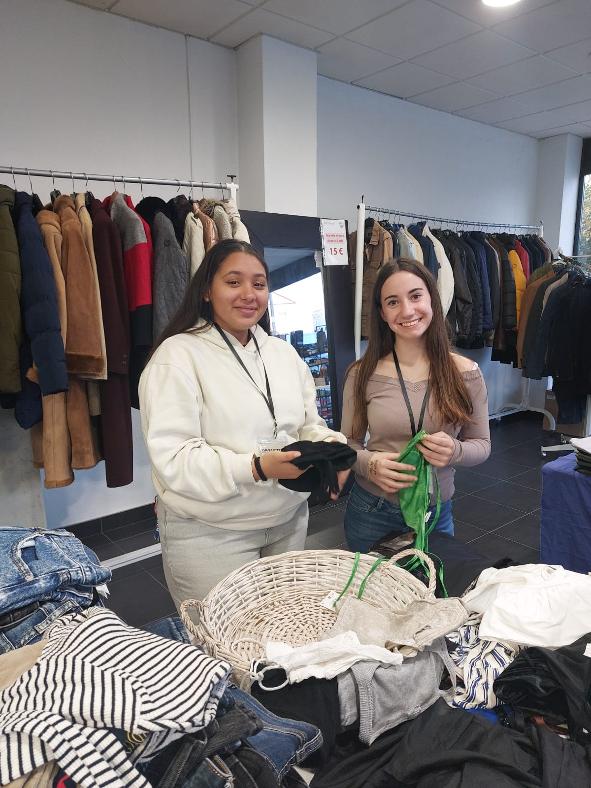 Alumnat endreçant roba