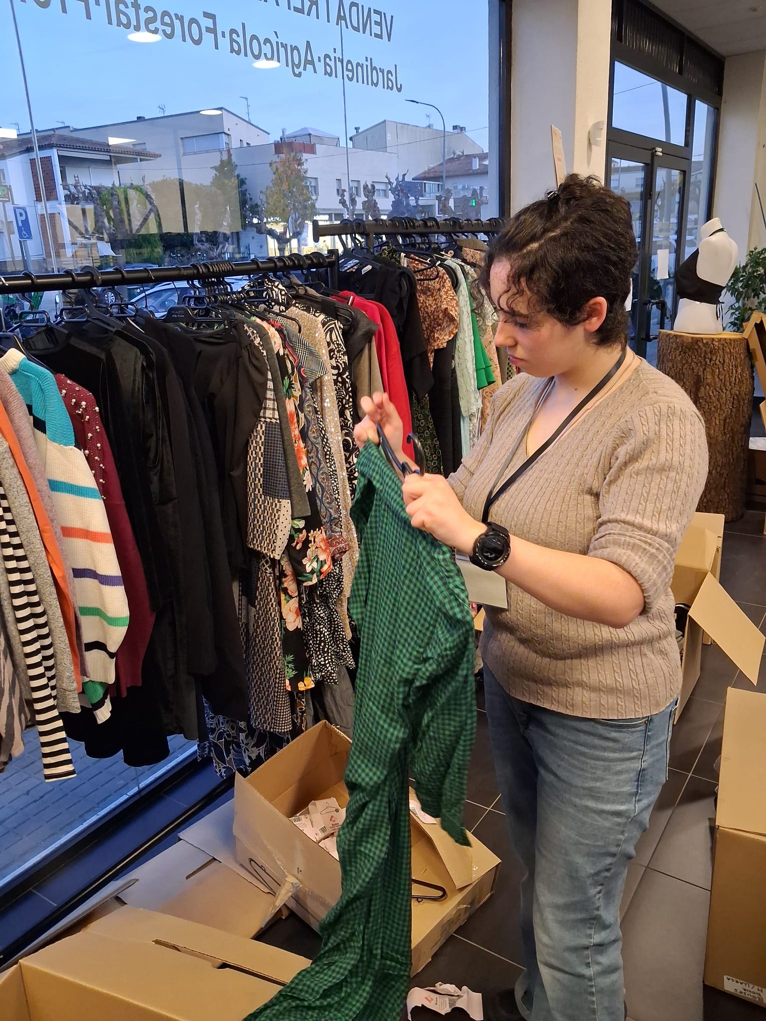 Alumnat endreçant roba