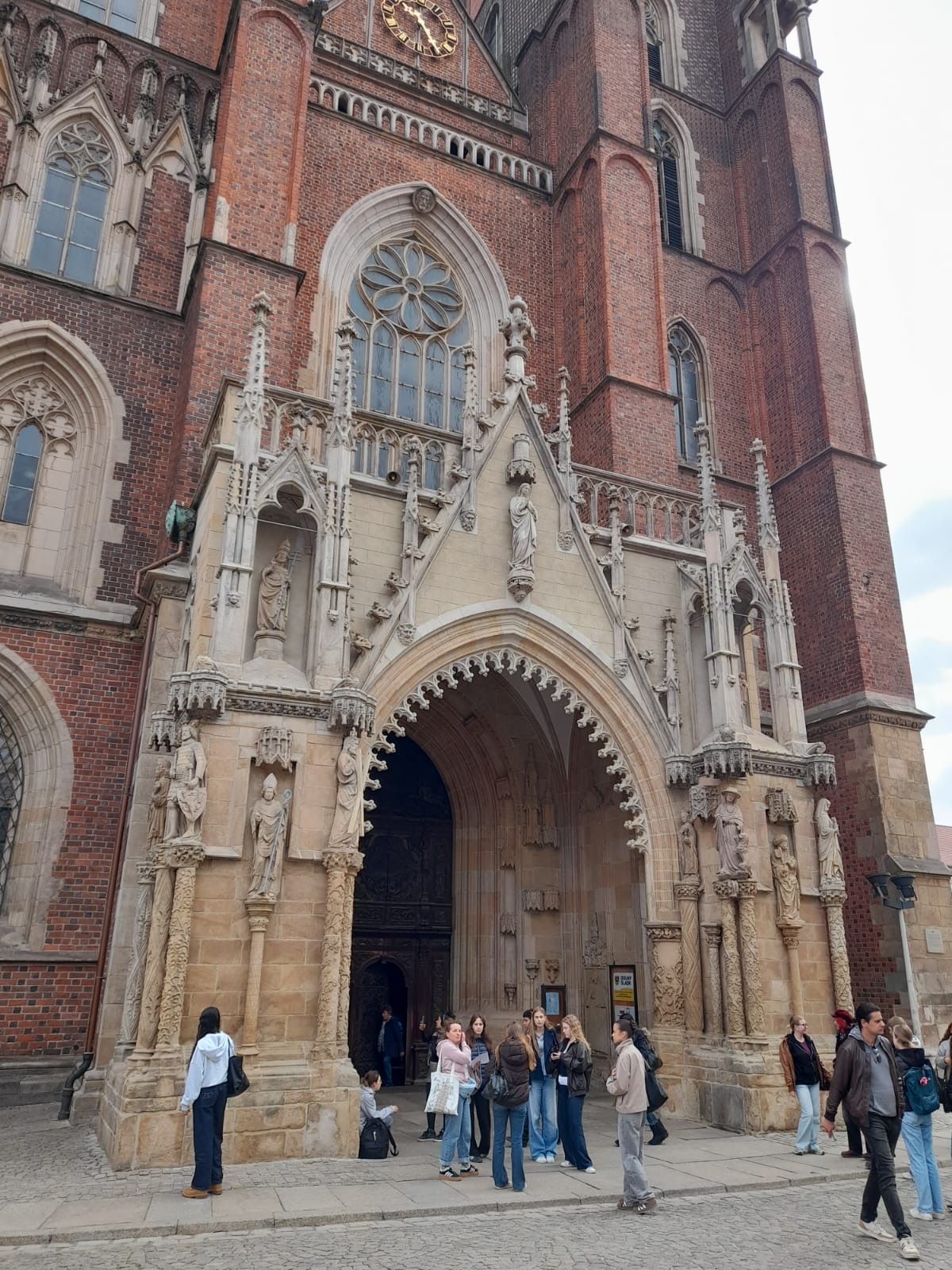 cf6bfcec-18a5-464a-93c5-0816ab72f351