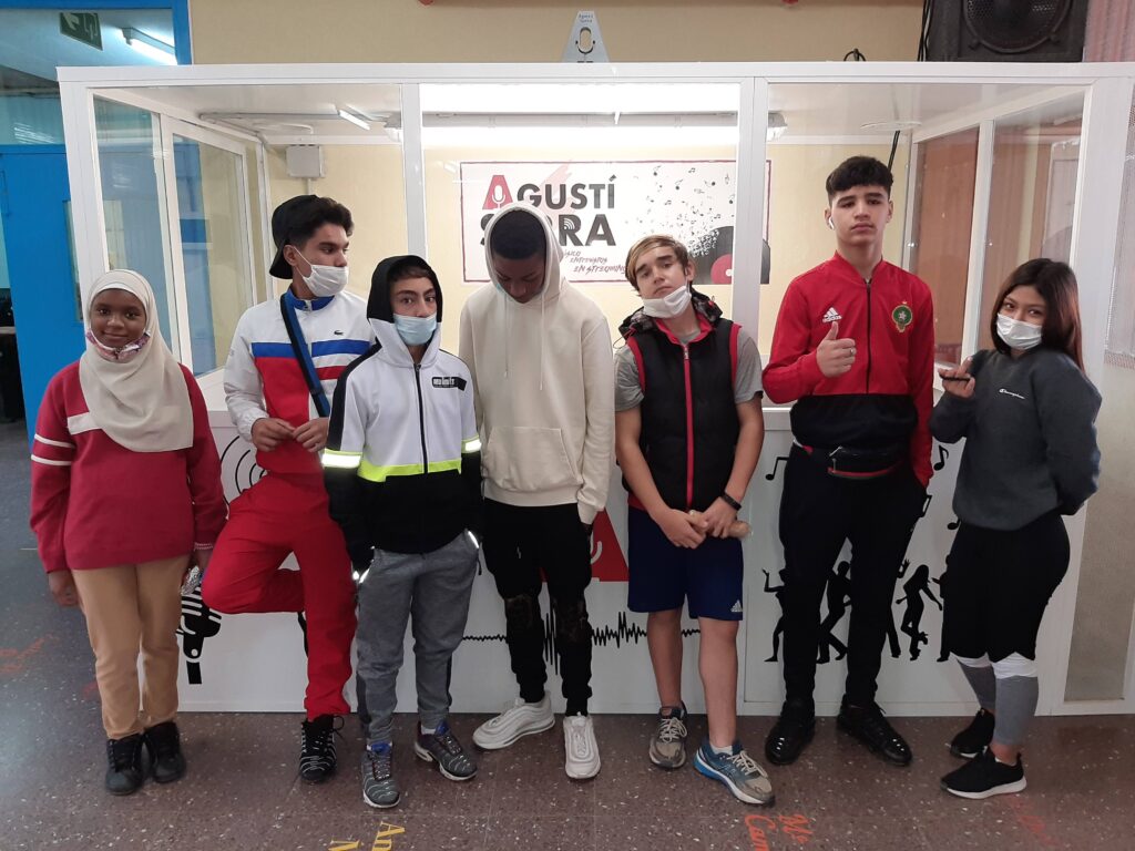 Grup de 3r ESO davant de l'estudi de Ràdio ASF