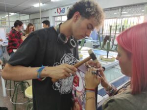 Fixant claus per exposició