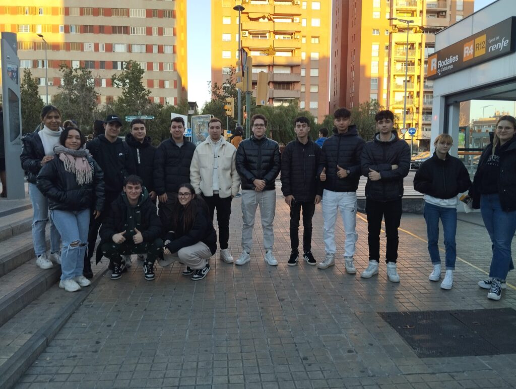 Alumnat de segon de Gestió de Vendes al inici de la sortida.