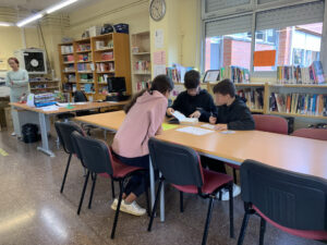 Portes obertes alumnat primària Biblioteca. Taller de la biblioteca. Visita de l'alumnat de 6è de primària al centre