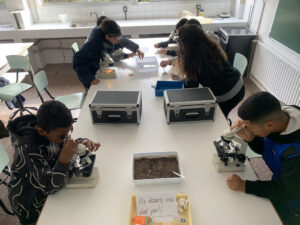 Portes obertes alumnat primària Laboratori. Taller de ciències experimentals. Visita de l'alumnat de 6è de primària al centre