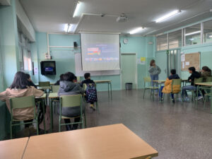 Portes obertes alumnat primària Taller anglès. Visita de l'alumnat de 6è de primària al centre