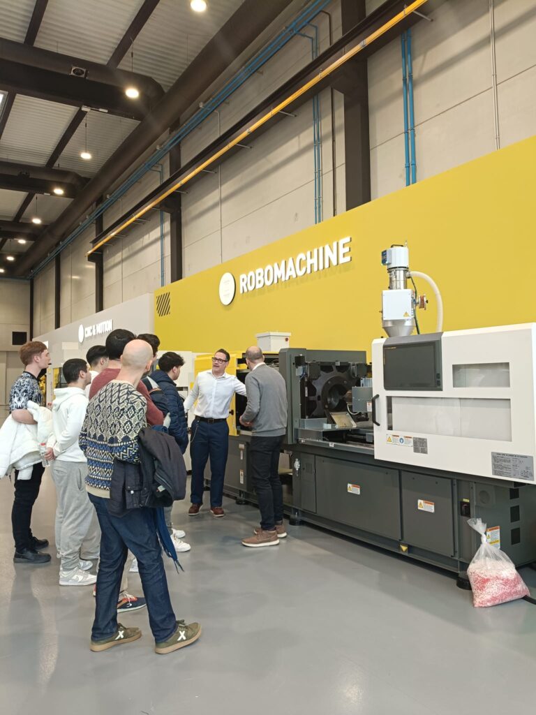 Aquesta imatge té l'atribut alt buit; el seu nom és fanuc-7-2-768x1024.jpeg