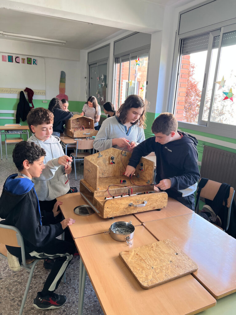 taller sobre energia solar, amb l'objectiu d'acostar-se al fascinant món de les energies renovables i, en concret, comprendre com es pot aprofitar la llum del sol per a generar electricitat.