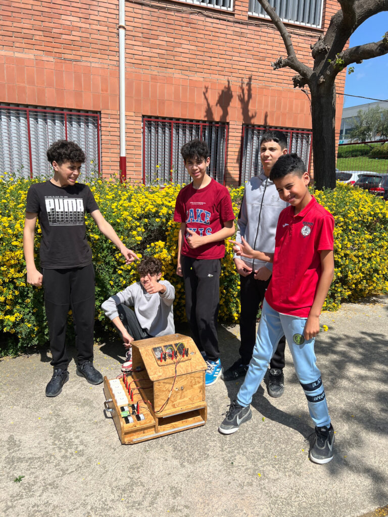 taller sobre energia solar, amb l'objectiu d'acostar-se al fascinant món de les energies renovables i, en concret, comprendre com es pot aprofitar la llum del sol per a generar electricitat.