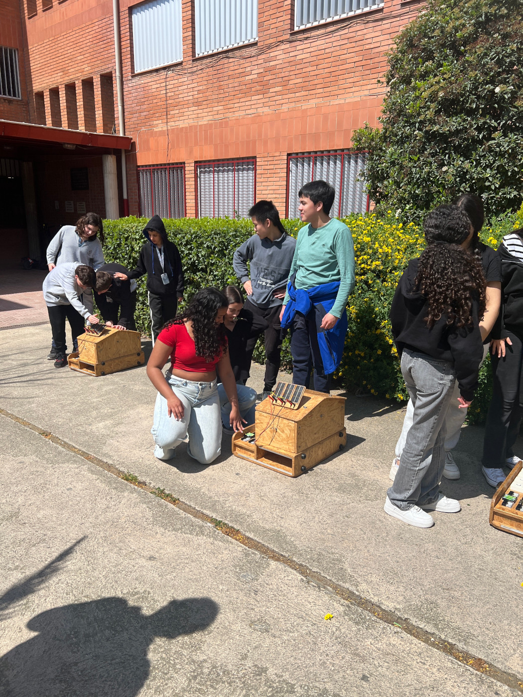 taller sobre energia solar, amb l'objectiu d'acostar-se al fascinant món de les energies renovables i, en concret, comprendre com es pot aprofitar la llum del sol per a generar electricitat.