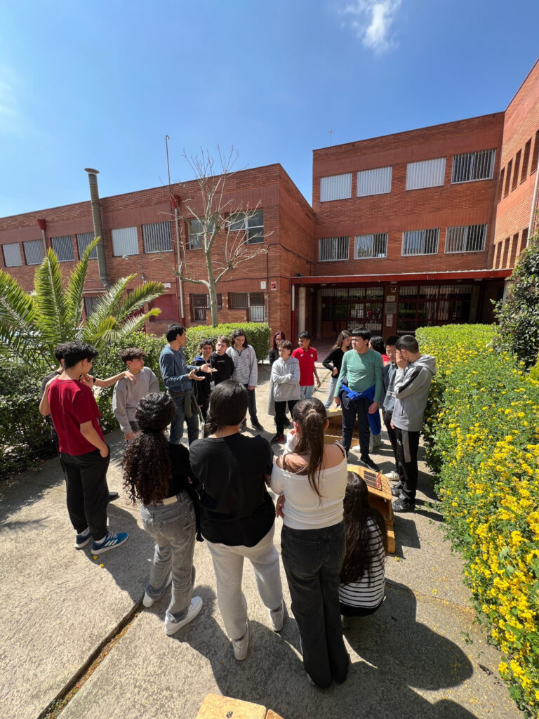taller sobre energia solar, amb l'objectiu d'acostar-se al fascinant món de les energies renovables i, en concret, comprendre com es pot aprofitar la llum del sol per a generar electricitat.