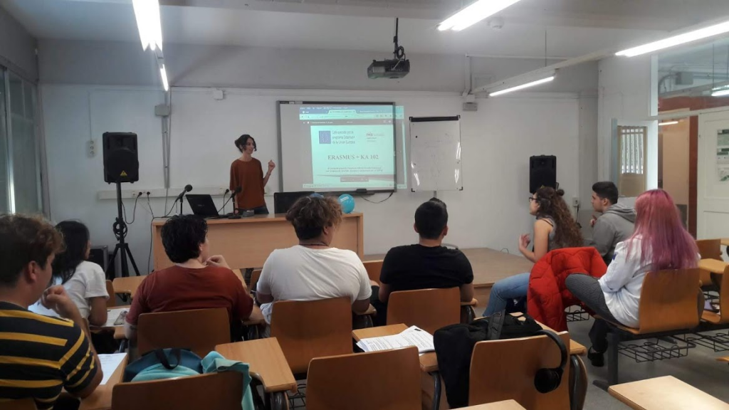 Aula 201 amb la sessió informativa de la beca Erasmus KA102