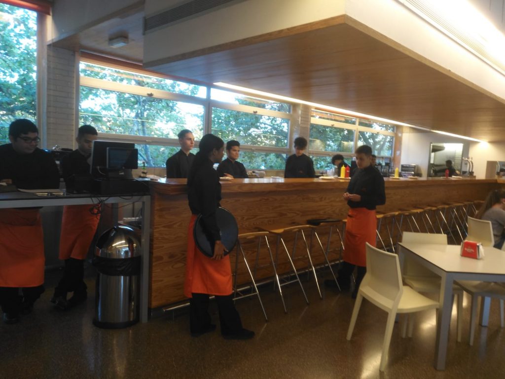 Alumnat del PFI - PIP d'Hoteleria al servei del Bar - Cafeteria