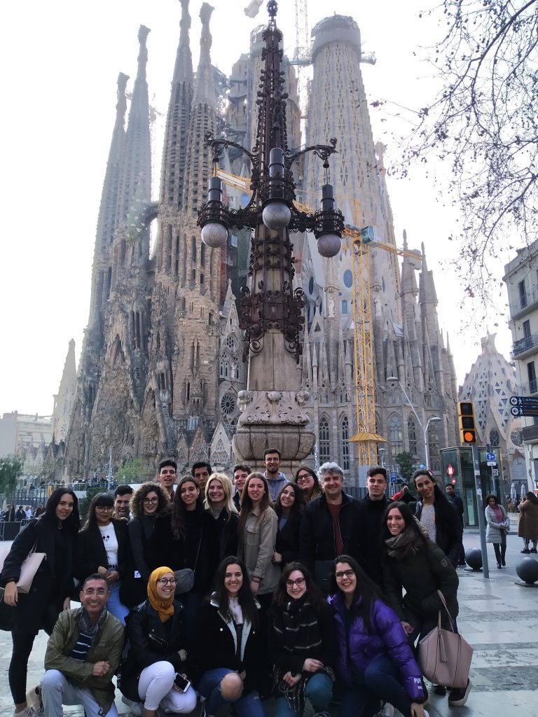 Alumnat de GIAT davant de la Sagrada Família
