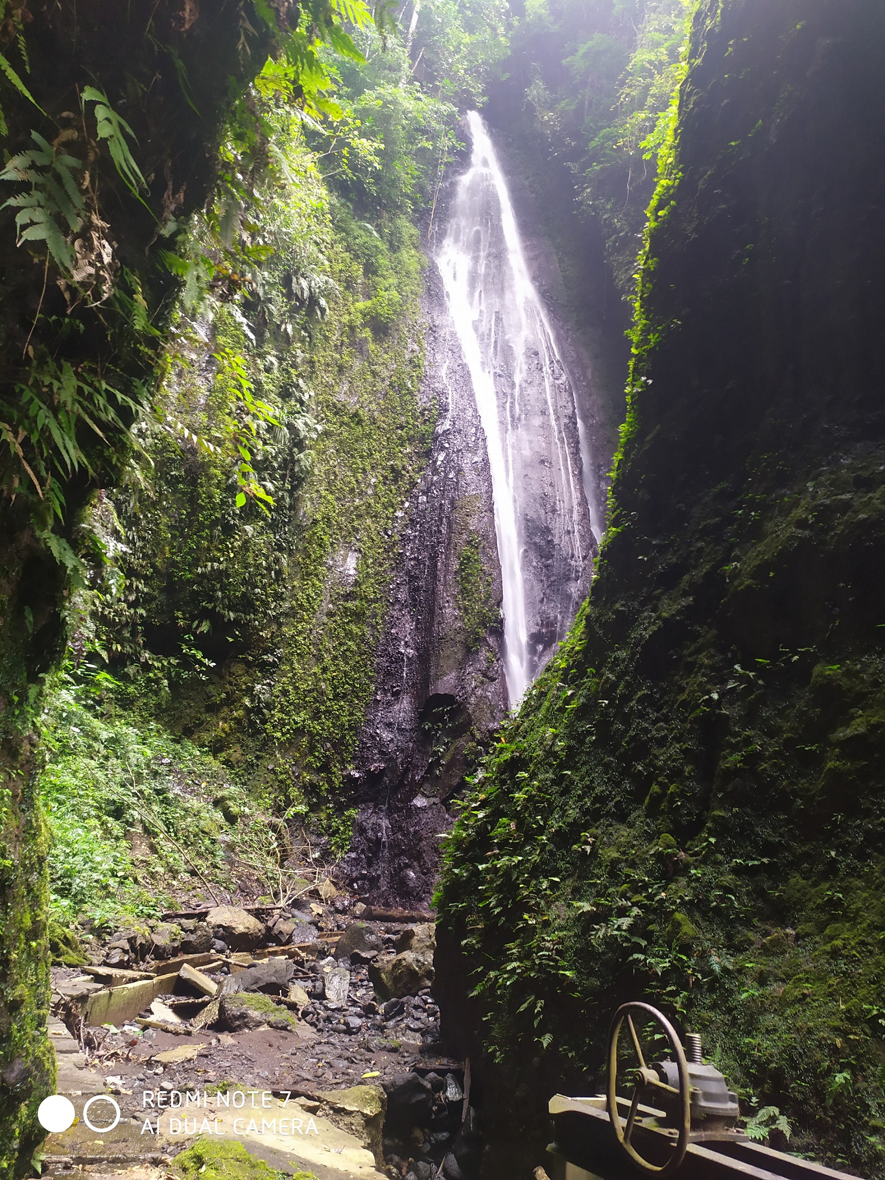 Imatge d'una cascada entre dos parets en una muntanya