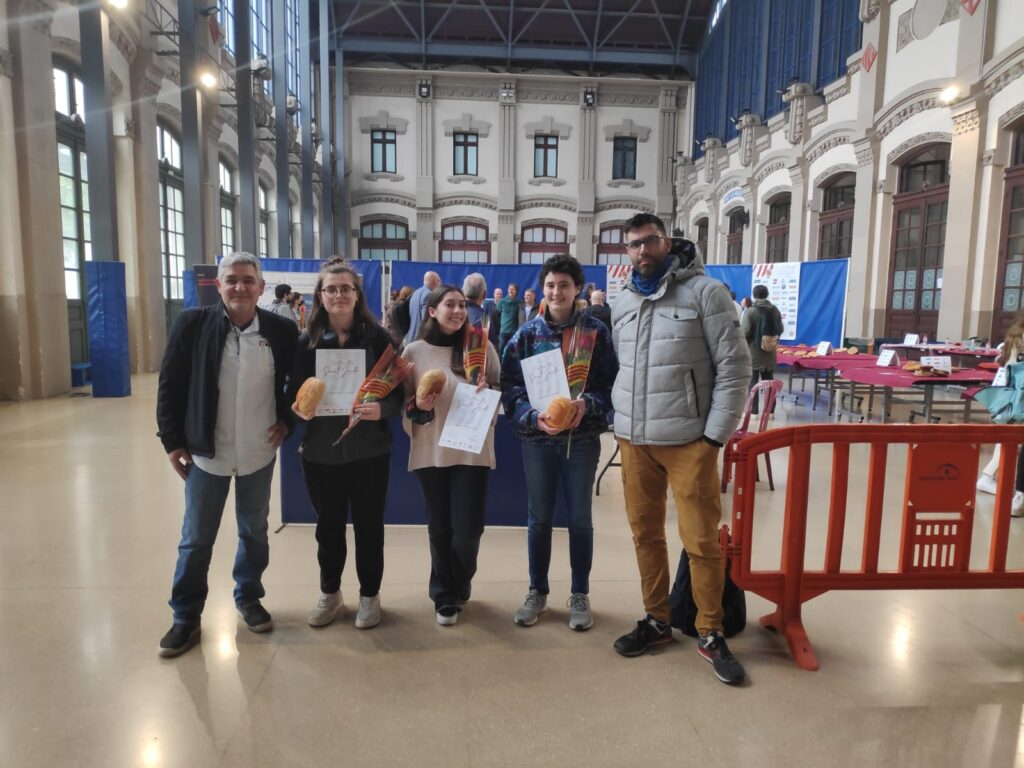 Les guanyadores del premi amb el seu professorat