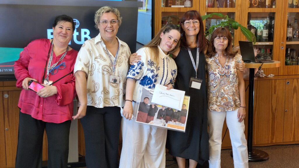 Algun dels graduats amb la Directora i les seves docents.