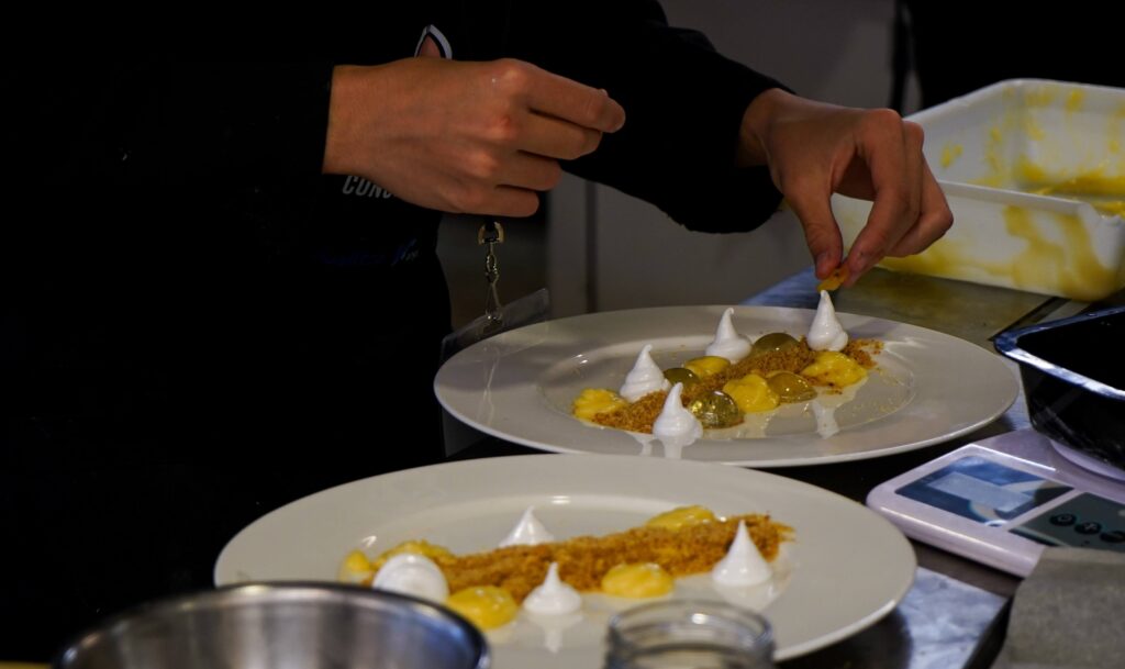 Mans `reàrant un plat del concurs de PFI 2026 celebrat a l'EHTB