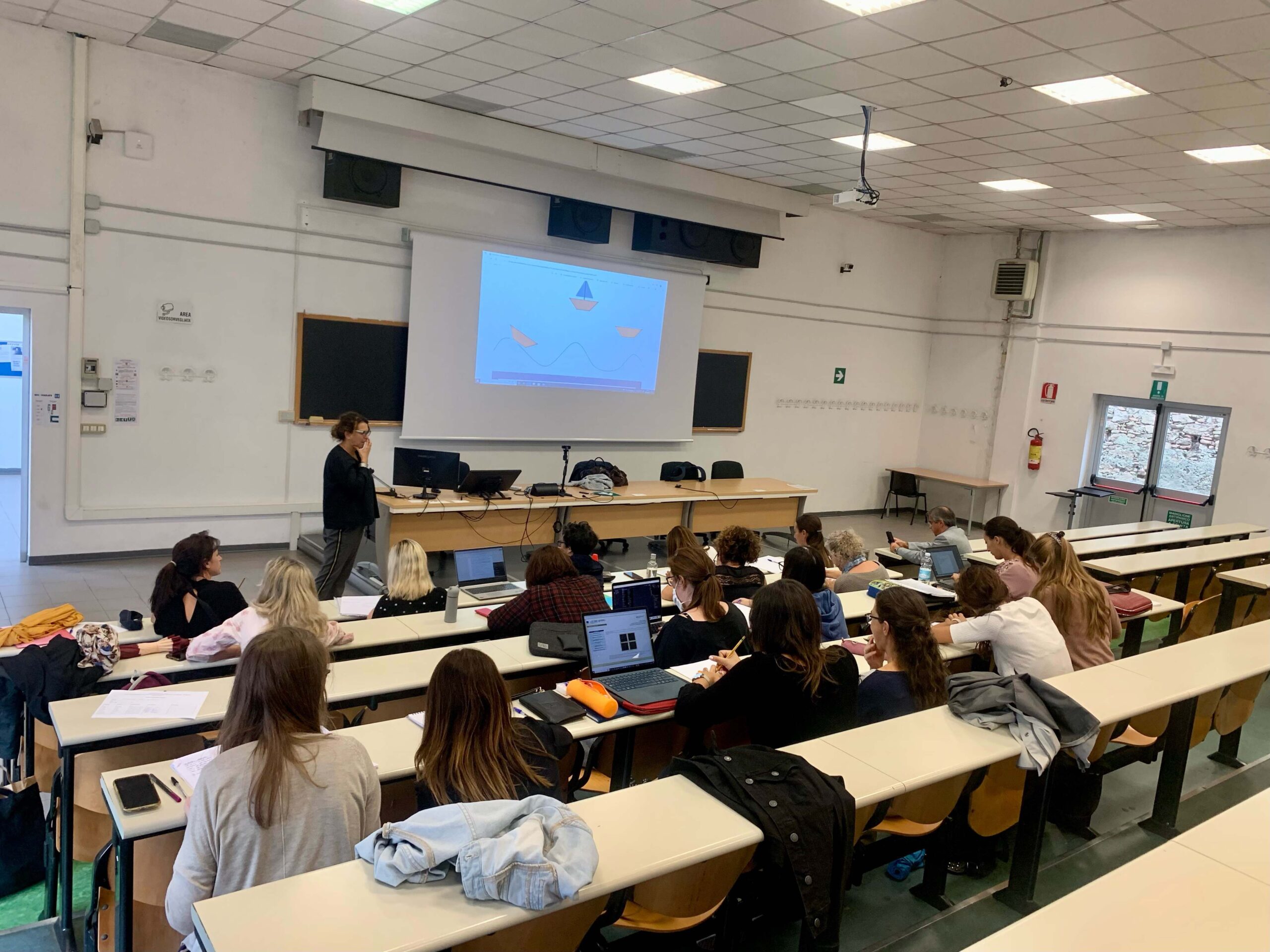 Alumnes treballant a l'aula