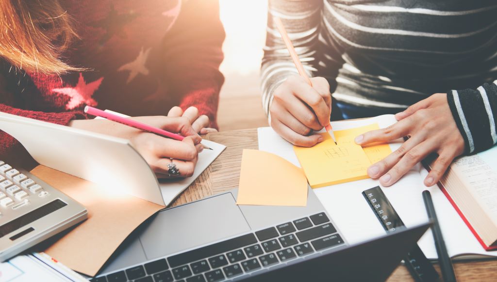 Estudiants prenent notes.