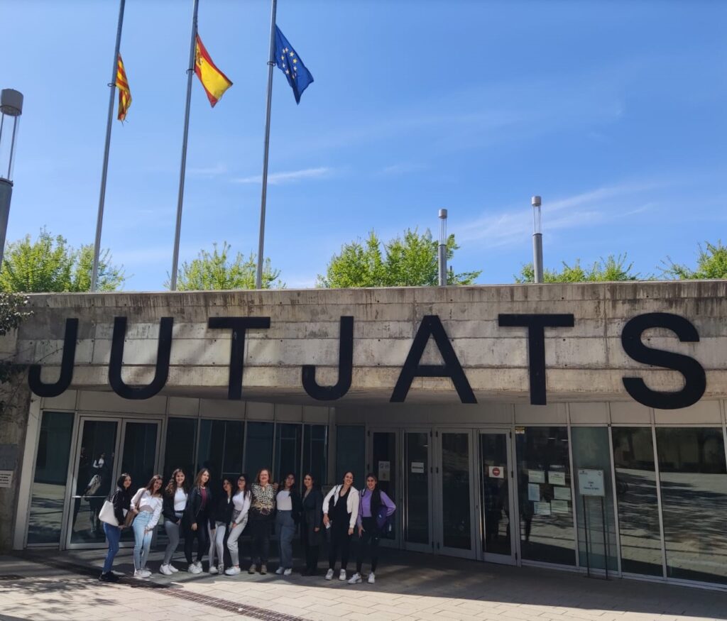 El passat 19 d'abril, l'alumnat del CFGM de Gestió administrativa àmbit jurídic va visitar els Jutjats de Vilanova i la Geltrú on el curs vinent farà les pràctiques.