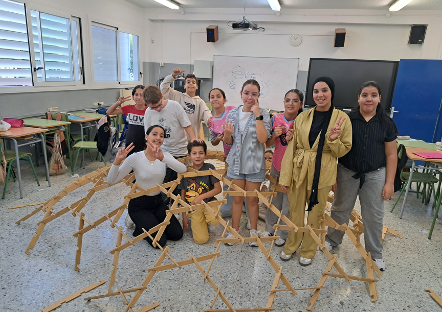 Al projecte de Geometria 3D de 1r d'ESO construïm una cúpula autosostenible dissenyada per Leonardo Da Vinci