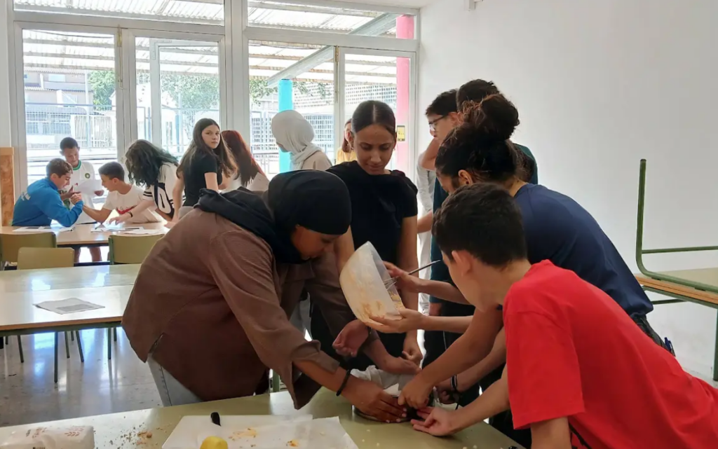 A la cantina i amb l'ajuda de la Pili vam preparar 2 pastissos, on van pesar en g i kg, i van practicar el canvi d'unitats.