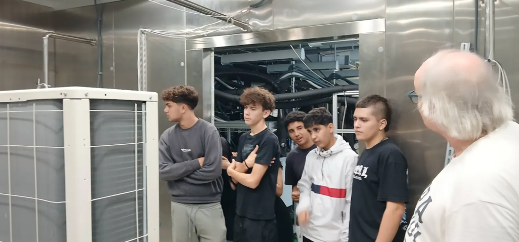 Visita al laboratori de l'IREC al Campus de l'IREC