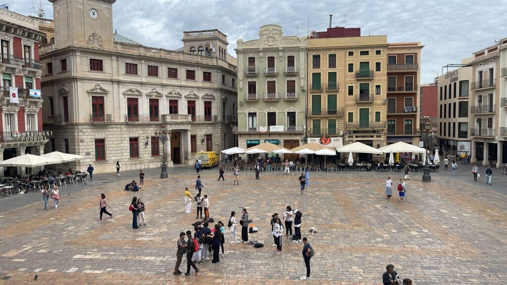 L'alumnat de 1r d'ESO fa una sortida per conèixer el patrimoni cultural de Reus.